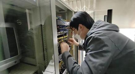 大港油田天然氣公司數智化技術服務中心開展機柜間標準化專項治理工作，提升網絡技術服務可靠性